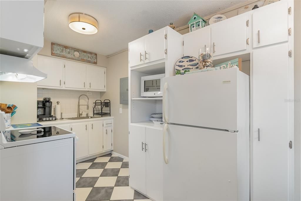 For Sale: $255,000 (1 beds, 1 baths, 546 Square Feet)