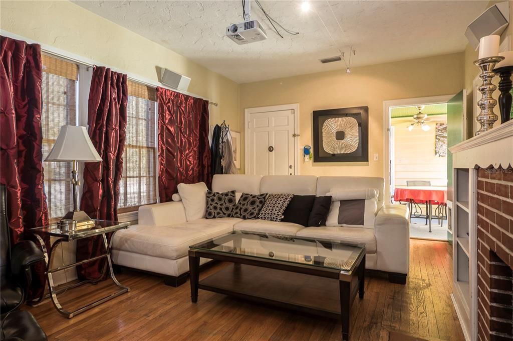 Recently Rented: $1,650 (2 beds, 1 baths, 908 Square Feet)