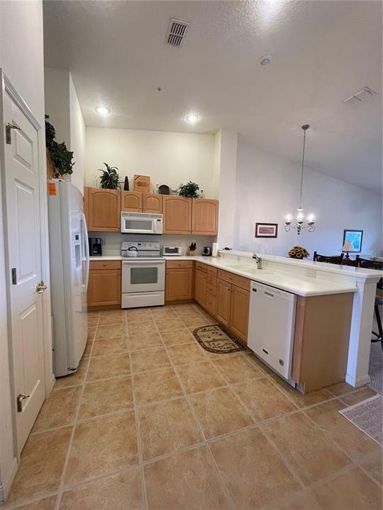 For Rent: $2,500 (3 beds, 2 baths, 1377 Square Feet)