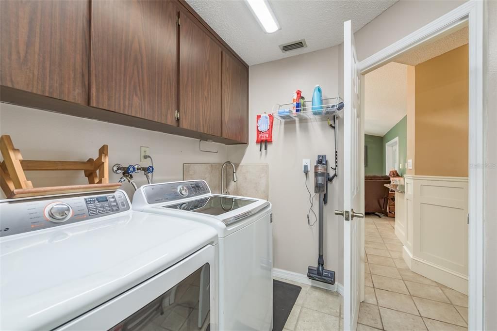 Laundry room with Utility sink