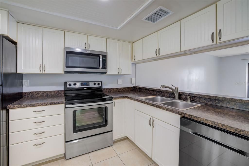For Sale: $214,000 (2 beds, 2 baths, 865 Square Feet)