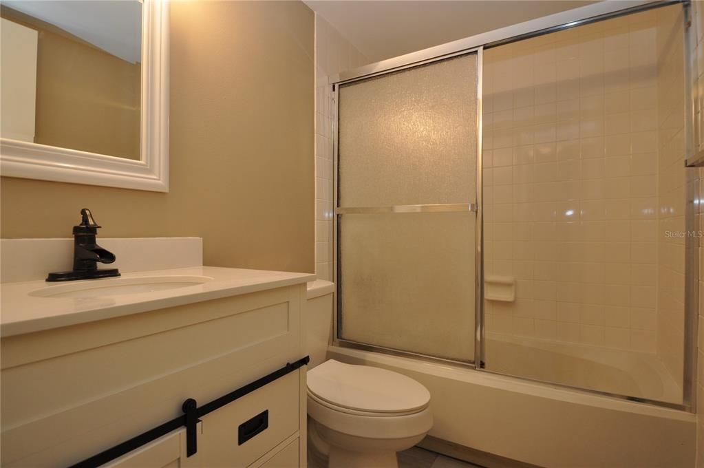 For Sale: $185,000 (2 beds, 2 baths, 897 Square Feet)