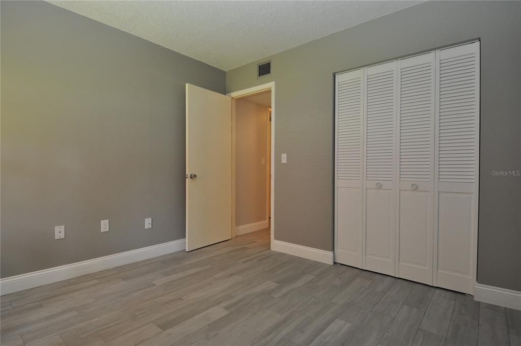 For Sale: $185,000 (2 beds, 2 baths, 897 Square Feet)