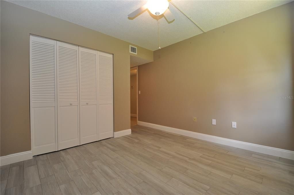 Active With Contract: $189,000 (2 beds, 2 baths, 897 Square Feet)