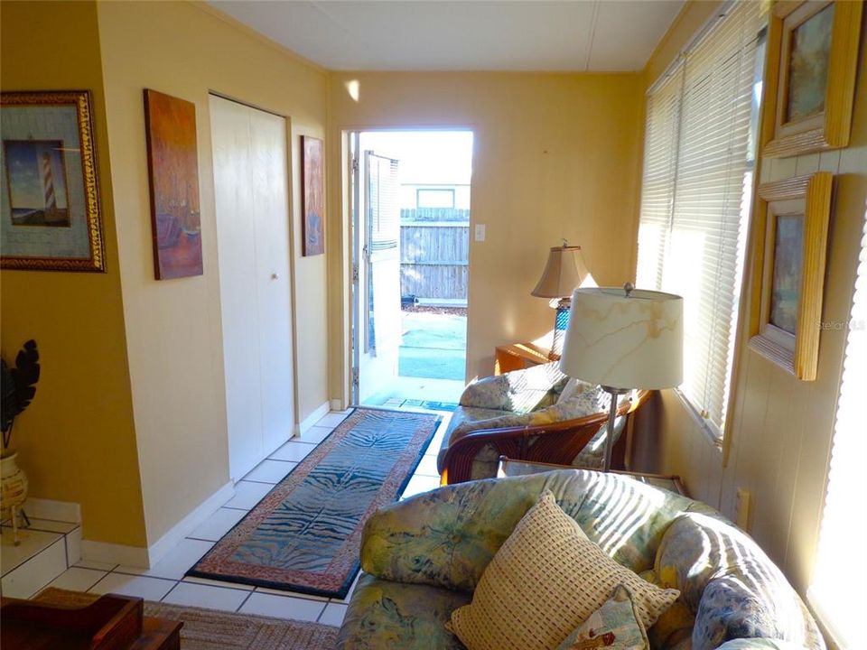 For Sale: $179,000 (2 beds, 1 baths, 824 Square Feet)