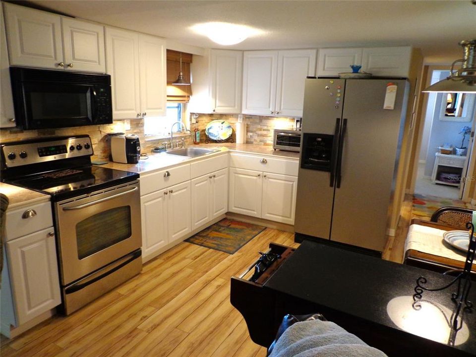 For Sale: $179,000 (2 beds, 1 baths, 824 Square Feet)