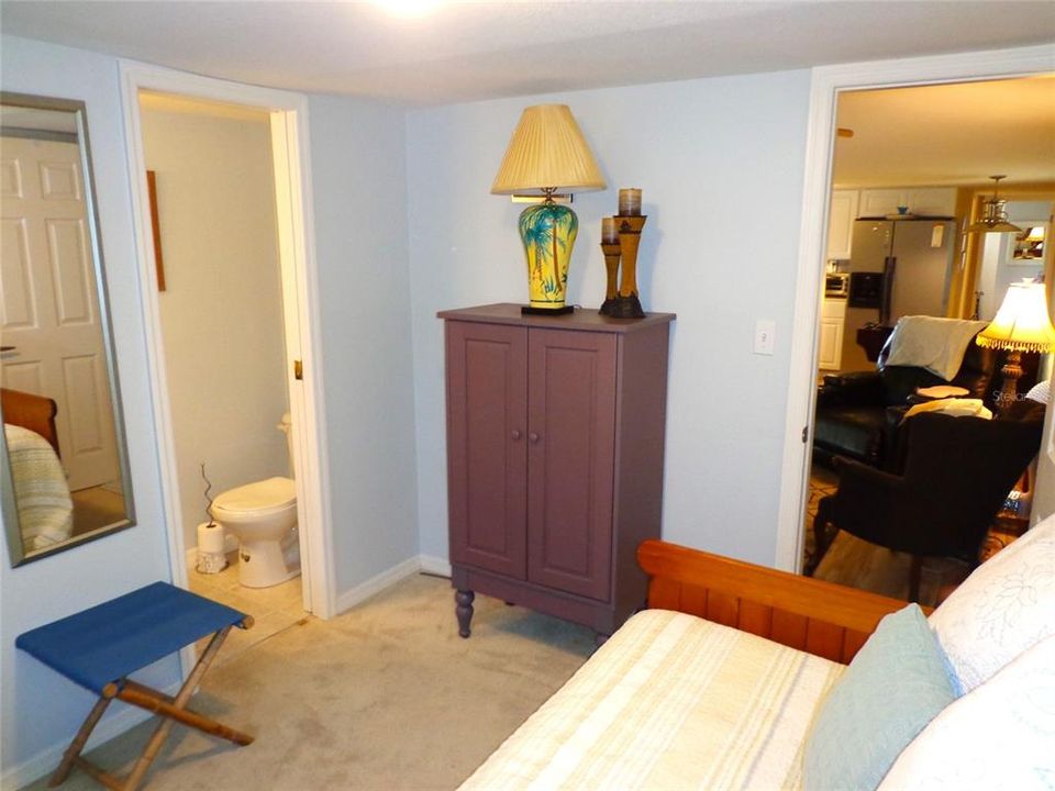 For Sale: $179,000 (2 beds, 1 baths, 824 Square Feet)