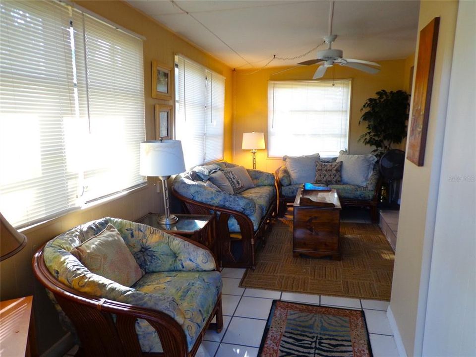 For Sale: $179,000 (2 beds, 1 baths, 824 Square Feet)