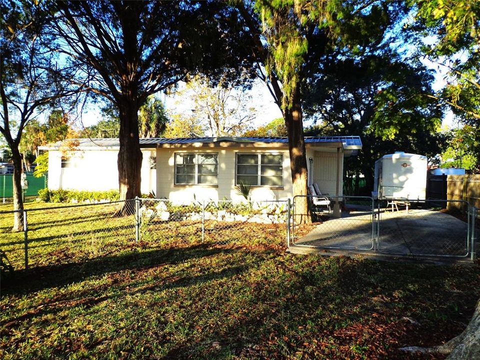 For Sale: $179,000 (2 beds, 1 baths, 824 Square Feet)