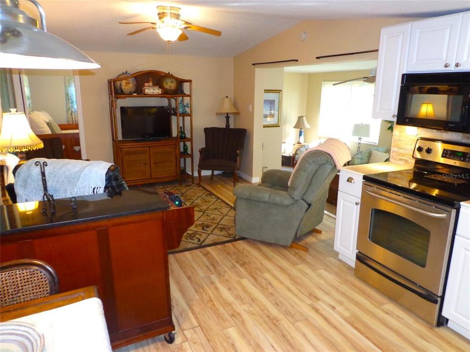 For Sale: $179,000 (2 beds, 1 baths, 824 Square Feet)