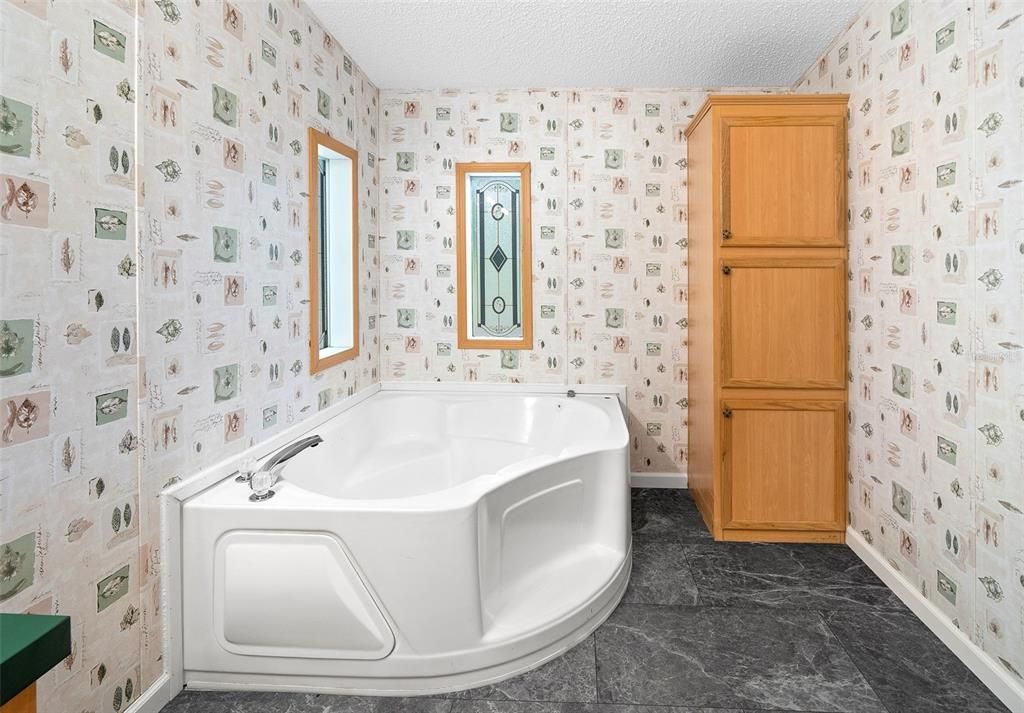 На продажу: $385,000 (4 спален, 2 ванн, 1404 Квадратных фут)