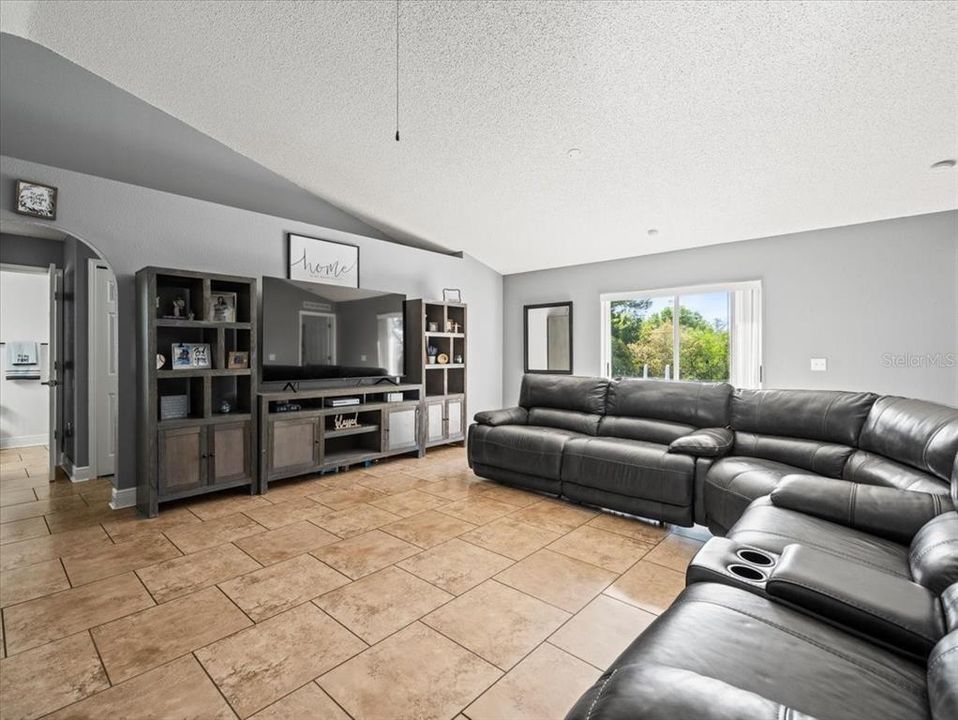 Recently Sold: $325,000 (3 beds, 2 baths, 1368 Square Feet)