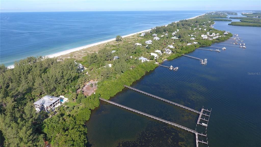 На продажу: $975,000 (1.39 acres)