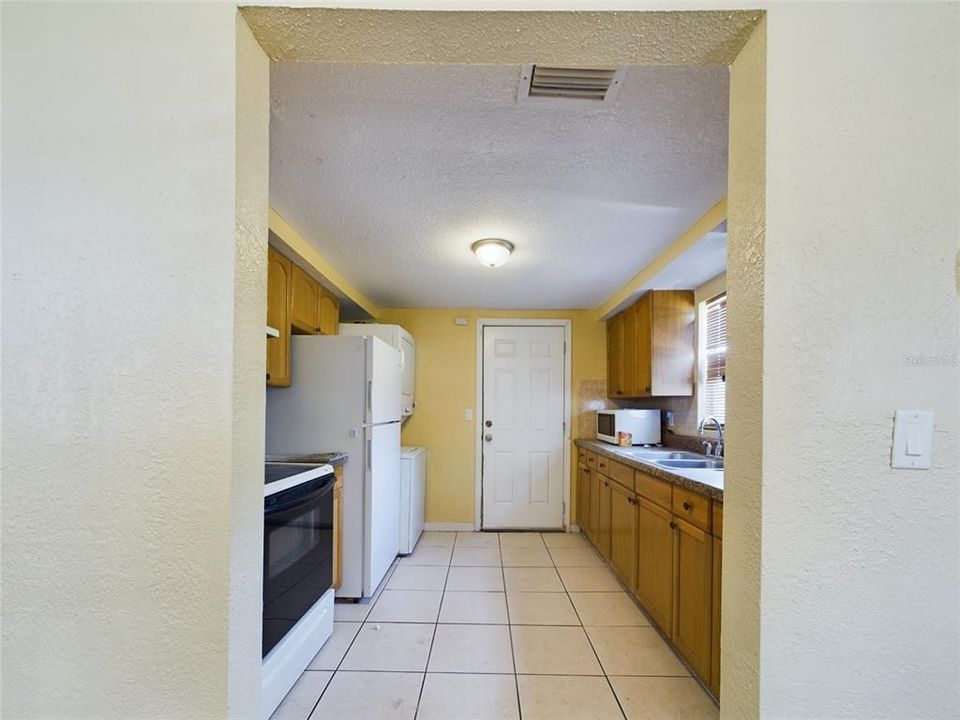 For Rent: $1,300 (3 beds, 1 baths, 800 Square Feet)