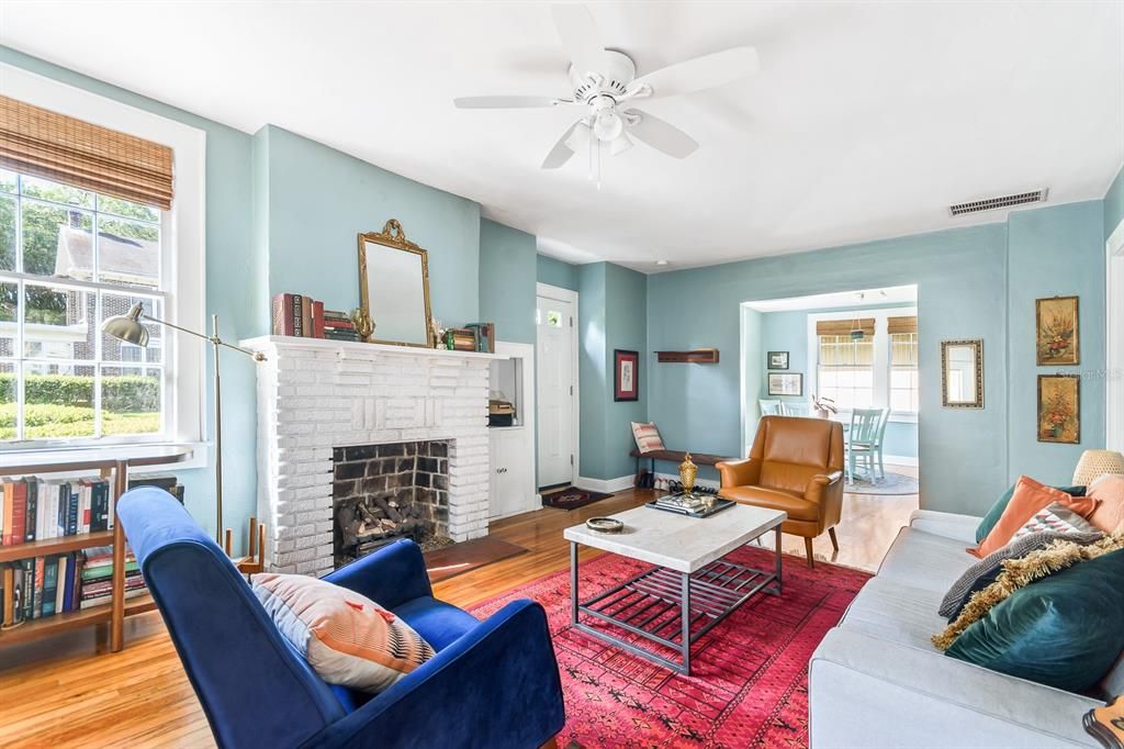 Active With Contract: $450,000 (2 beds, 1 baths, 1552 Square Feet)