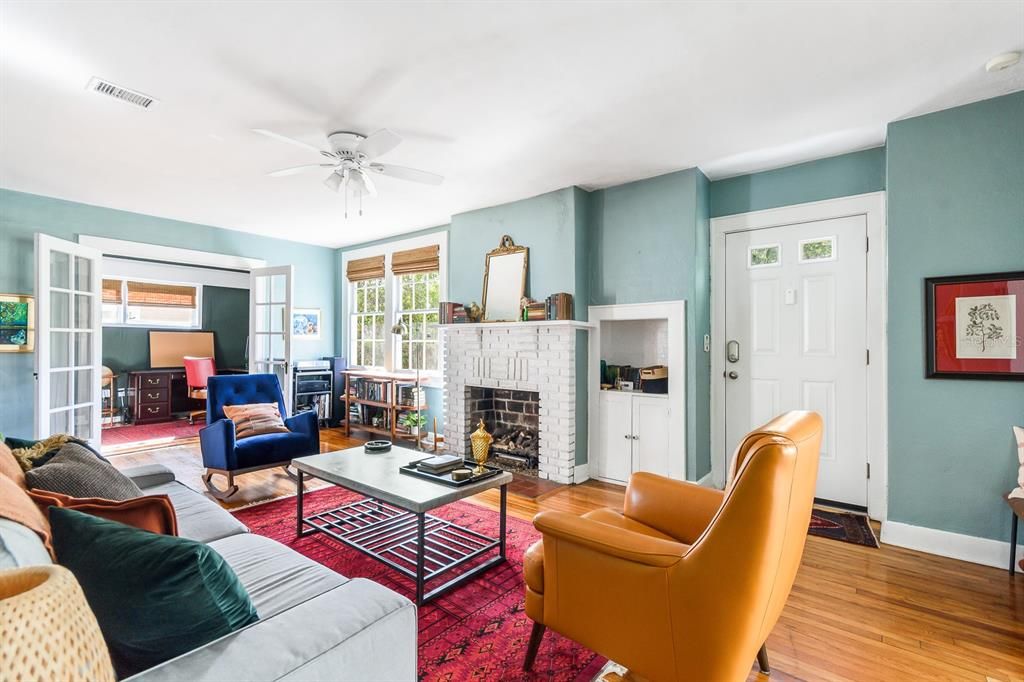 Active With Contract: $450,000 (2 beds, 1 baths, 1552 Square Feet)