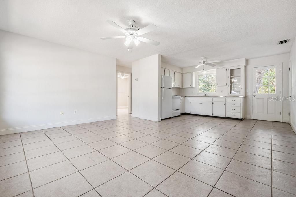 Active With Contract: $335,000 (2 beds, 1 baths, 804 Square Feet)