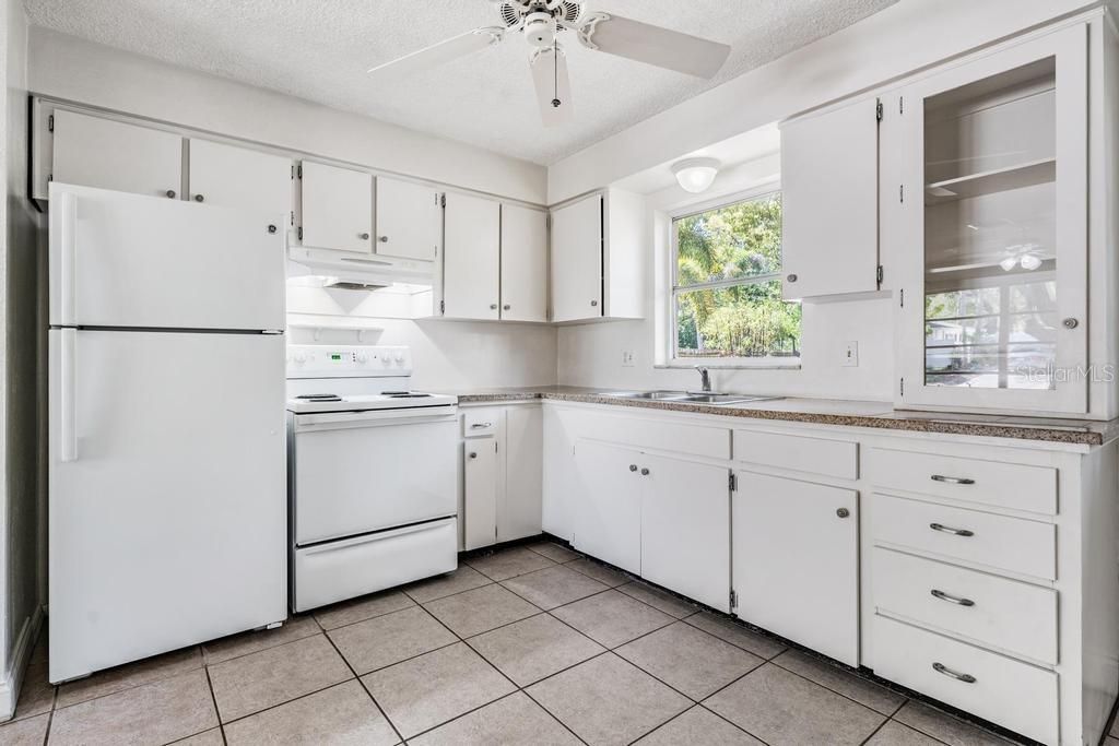 Active With Contract: $335,000 (2 beds, 1 baths, 804 Square Feet)