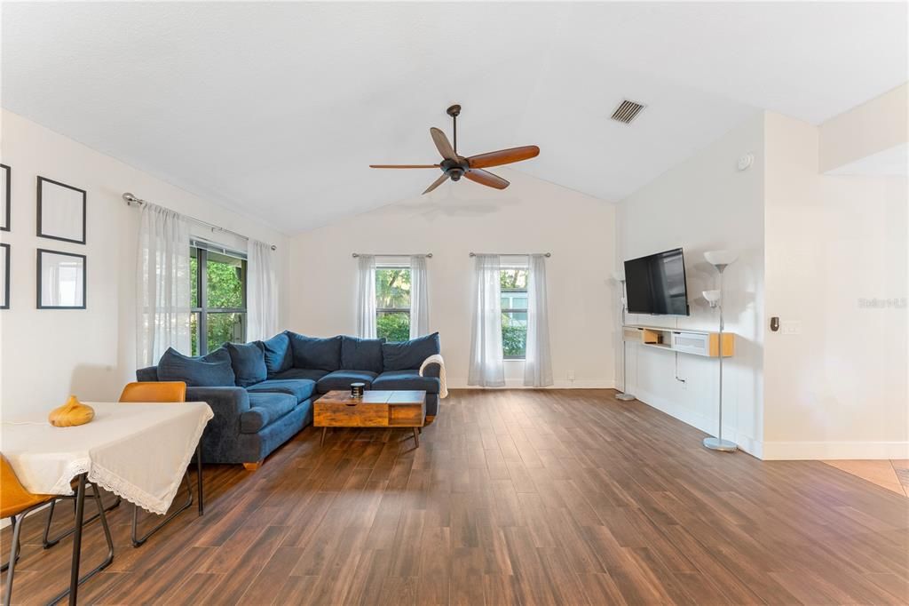 Recently Sold: $460,000 (3 beds, 2 baths, 1420 Square Feet)