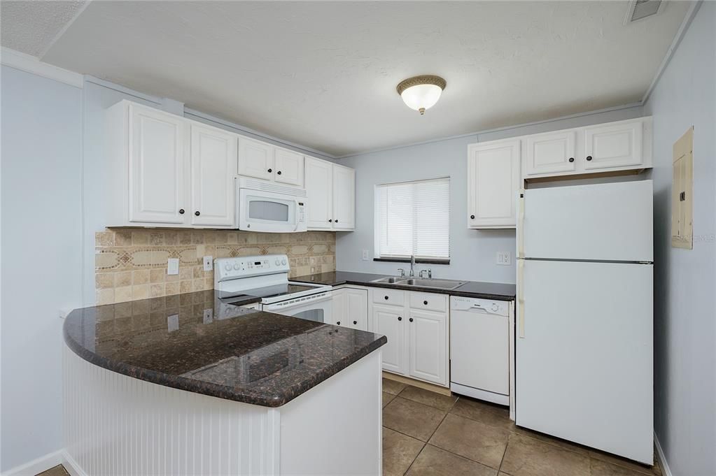 For Sale: $210,000 (2 beds, 2 baths, 967 Square Feet)