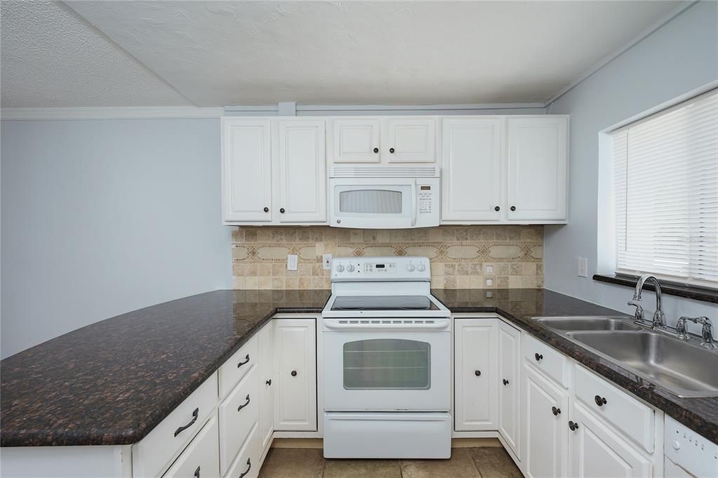 For Sale: $199,999 (2 beds, 2 baths, 967 Square Feet)