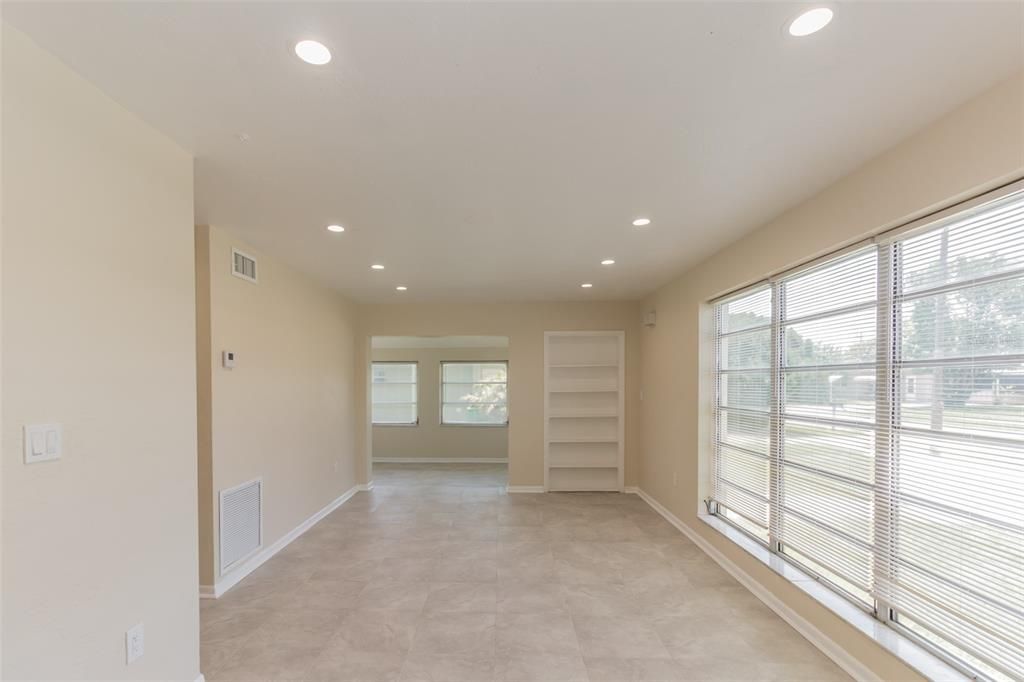 Active With Contract: $250,000 (3 beds, 2 baths, 1365 Square Feet)