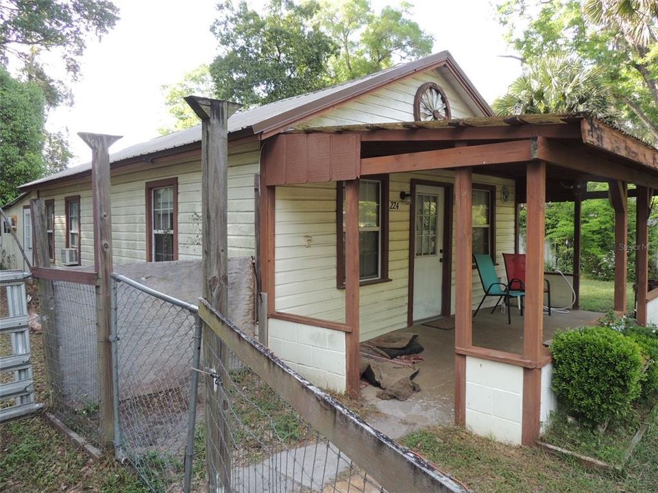 Active With Contract: $109,000 (2 beds, 1 baths, 880 Square Feet)