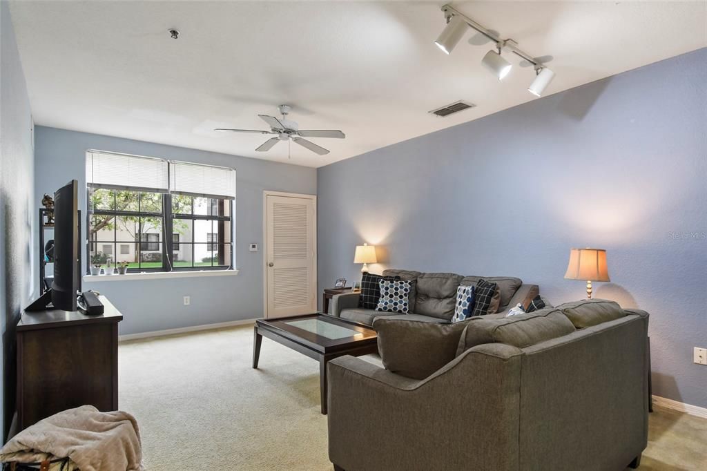 Active With Contract: $189,500 (1 beds, 1 baths, 846 Square Feet)