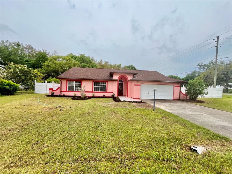 Recently Rented: $1,900 (3 beds, 2 baths, 1870 Square Feet)