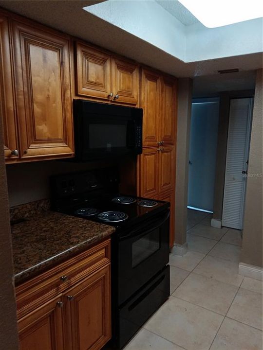 Active With Contract: $1,250 (1 beds, 1 baths, 756 Square Feet)