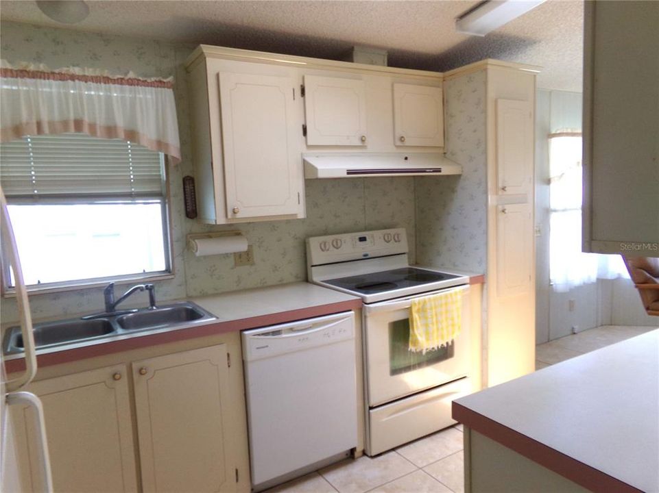 For Sale: $185,000 (2 beds, 2 baths, 1092 Square Feet)