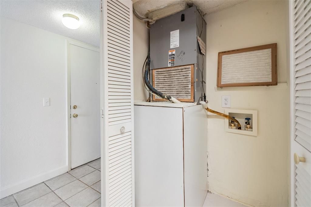 Active With Contract: $160,000 (1 beds, 1 baths, 680 Square Feet)