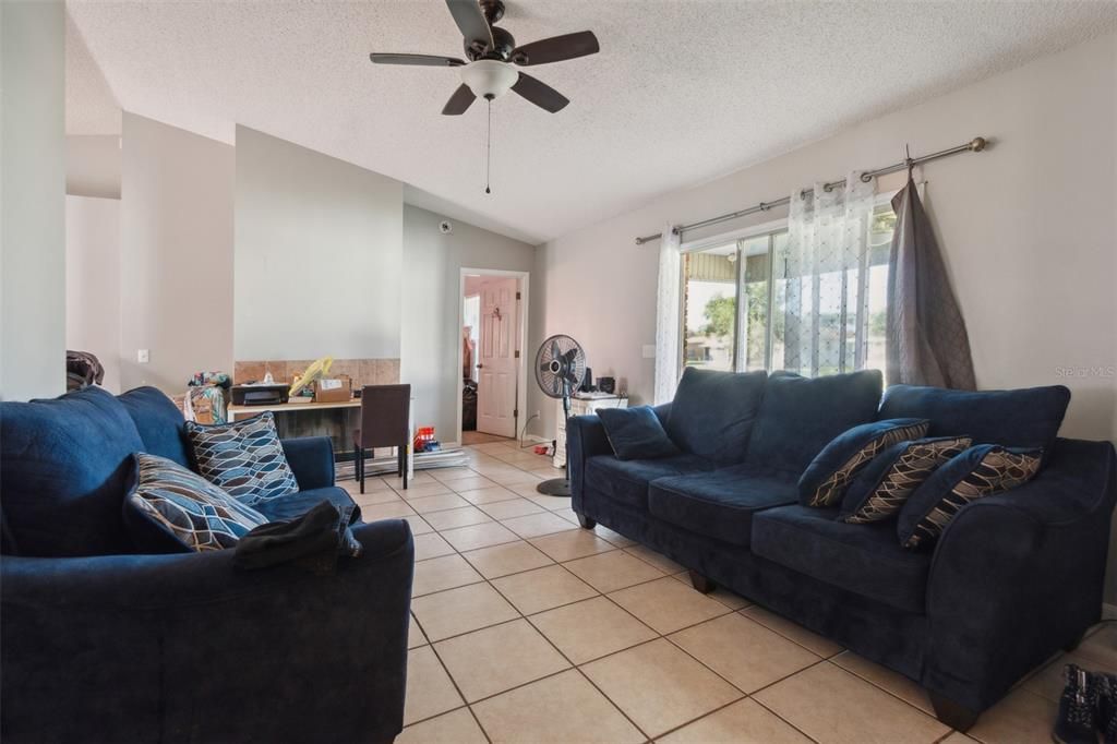 For Sale: $305,000 (3 beds, 2 baths, 1399 Square Feet)