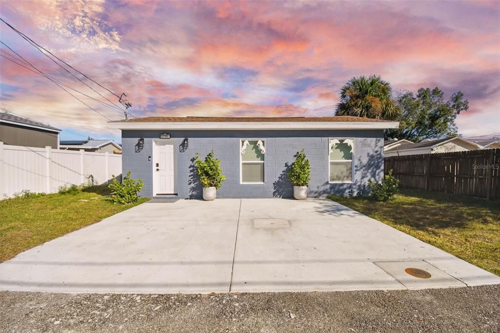 Recently Sold: $575,000 (5 beds, 2 baths, 1627 Square Feet)
