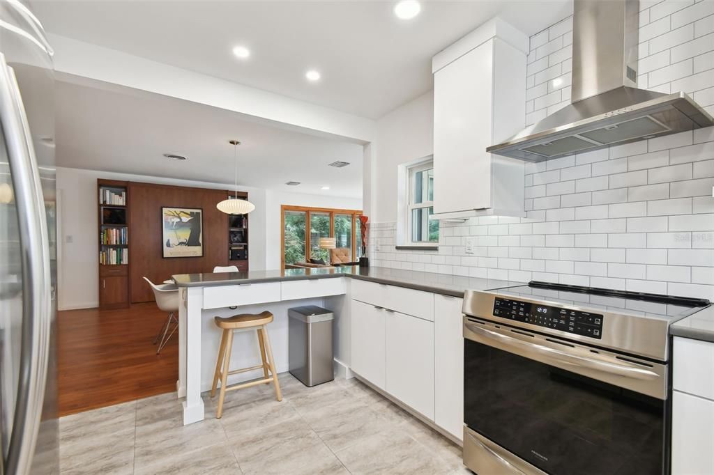 Active With Contract: $495,000 (2 beds, 2 baths, 1428 Square Feet)