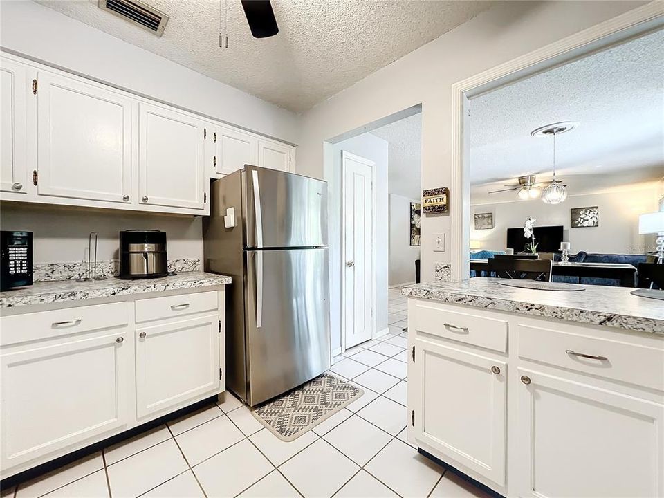 For Sale: $199,999 (2 beds, 2 baths, 1095 Square Feet)