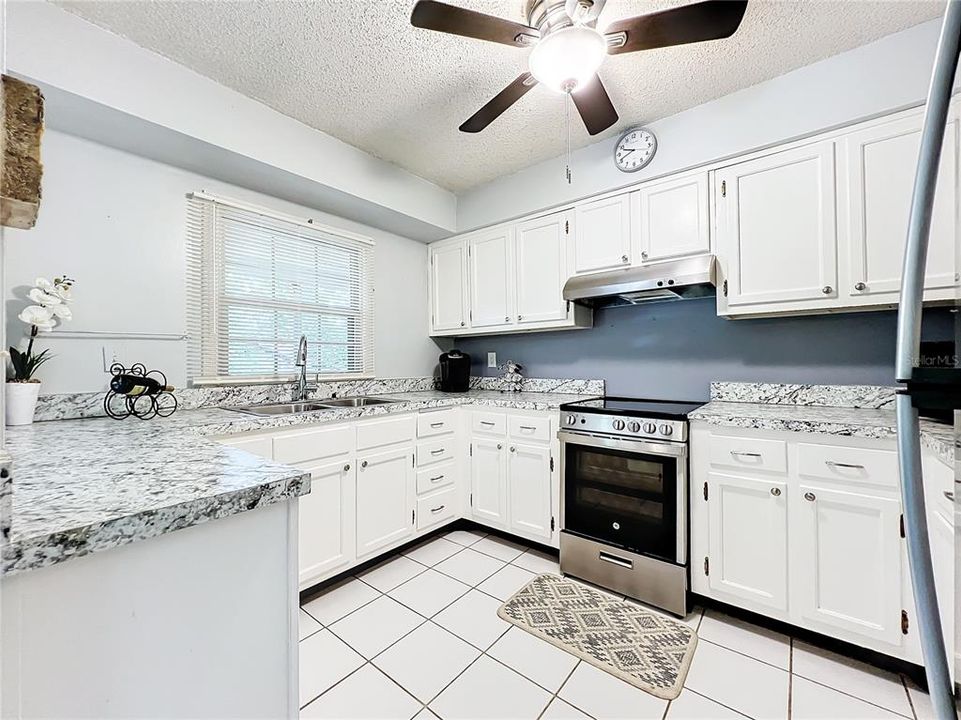 For Sale: $199,999 (2 beds, 2 baths, 1095 Square Feet)