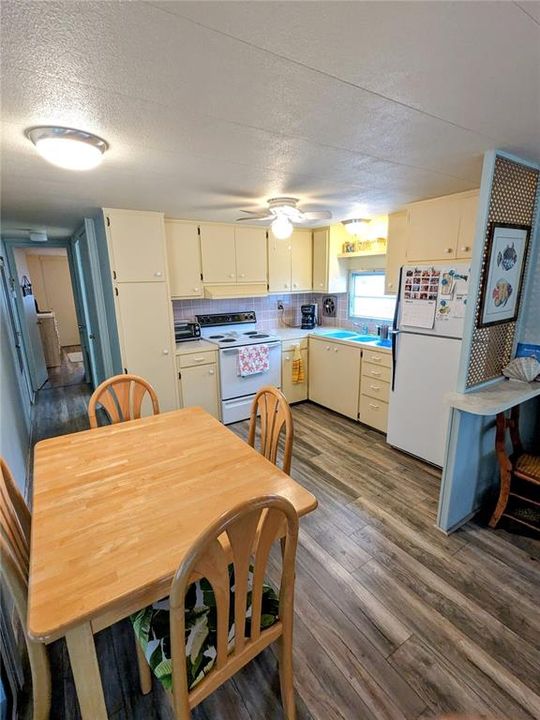 For Sale: $105,000 (2 beds, 1 baths, 552 Square Feet)