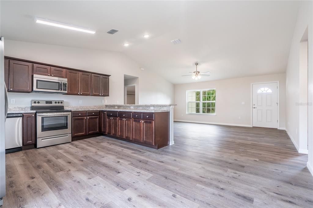 Active With Contract: $257,500 (3 beds, 2 baths, 1337 Square Feet)