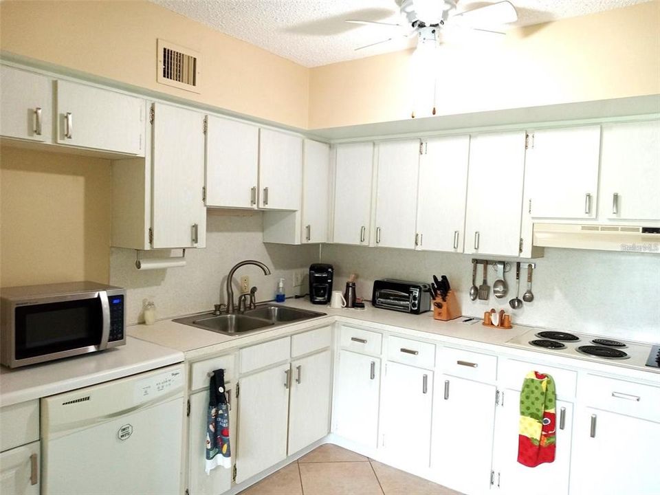 For Rent: $1,600 (2 beds, 2 baths, 1400 Square Feet)