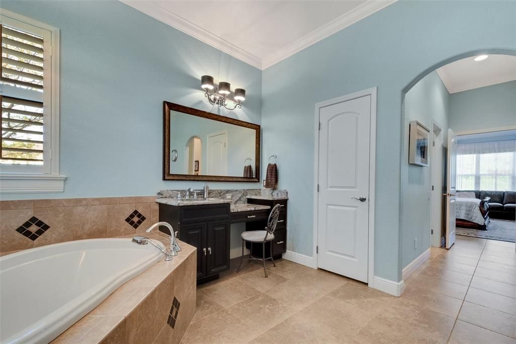 The owners suite bath features a His & Her split. Garden tub, private commode, linen closet, walk-in shower.