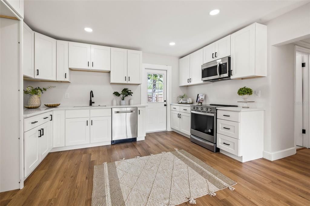 Recently Sold: $425,000 (3 beds, 2 baths, 1587 Square Feet)