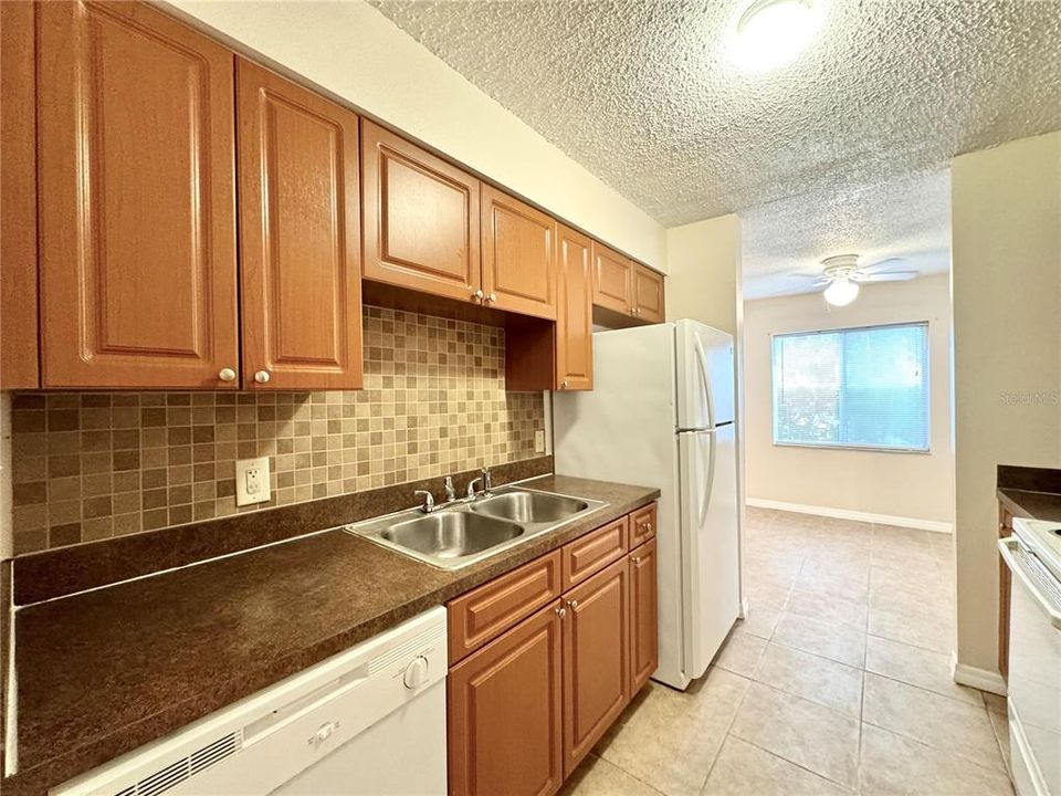 For Sale: $110,000 (1 beds, 1 baths, 707 Square Feet)