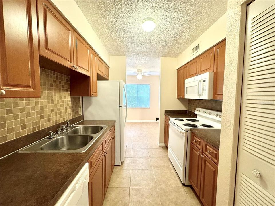 For Sale: $115,000 (1 beds, 1 baths, 707 Square Feet)