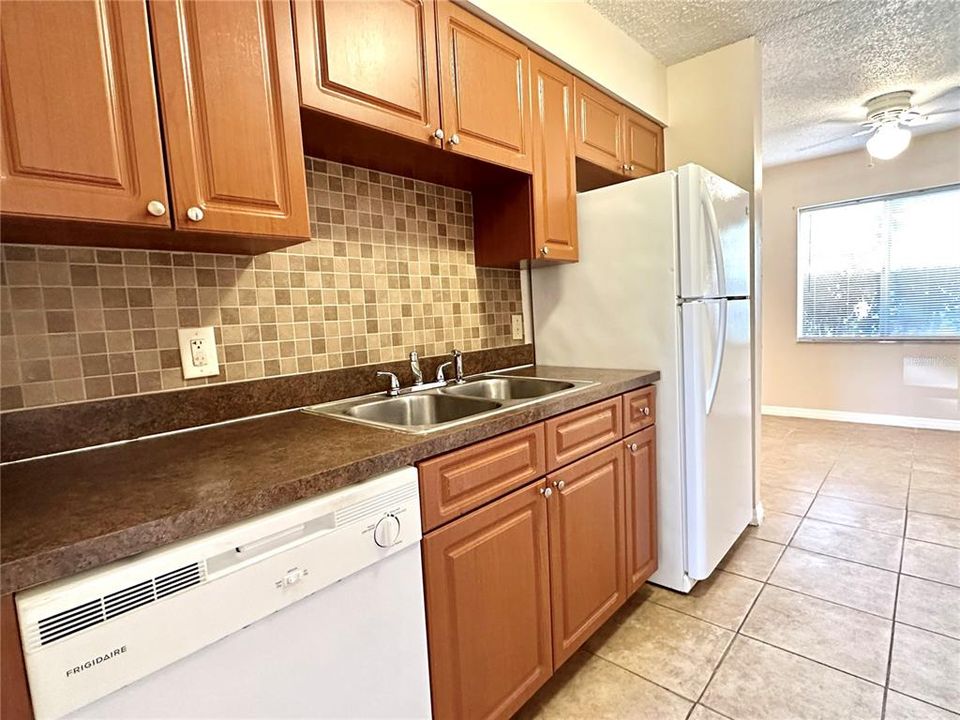 For Sale: $110,000 (1 beds, 1 baths, 707 Square Feet)