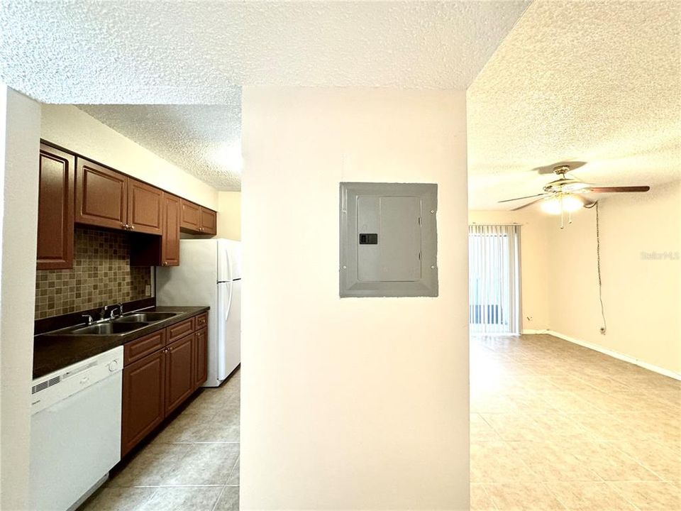 For Sale: $115,000 (1 beds, 1 baths, 707 Square Feet)