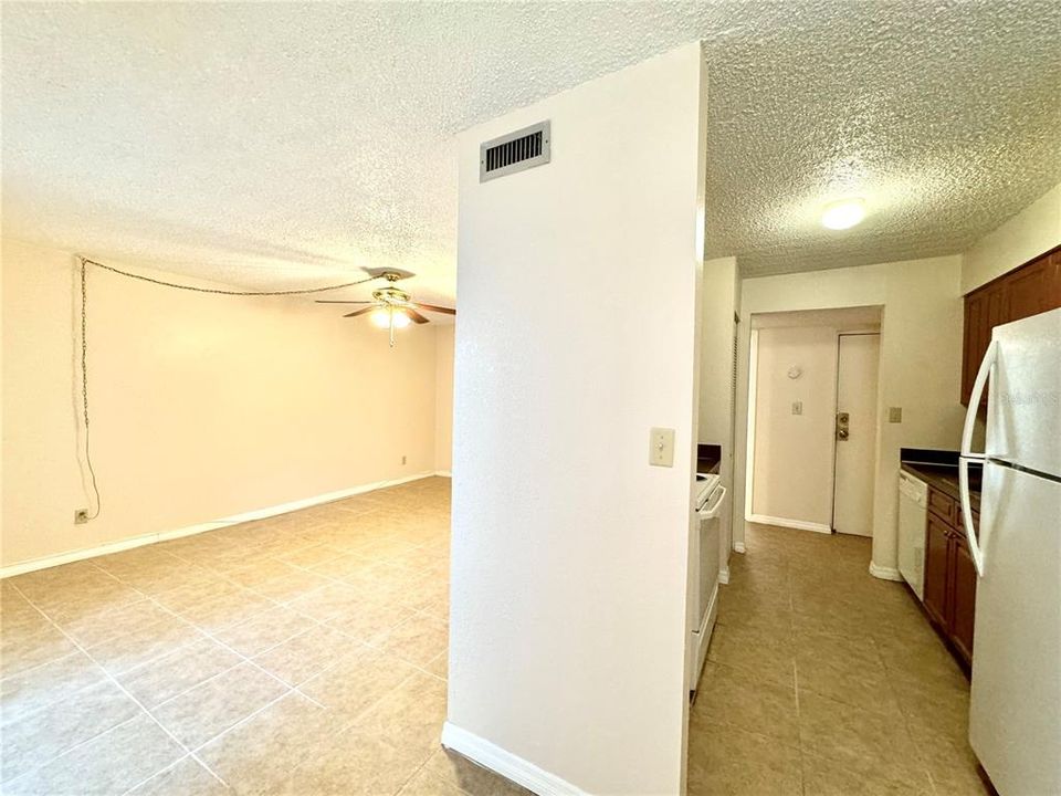 For Sale: $110,000 (1 beds, 1 baths, 707 Square Feet)