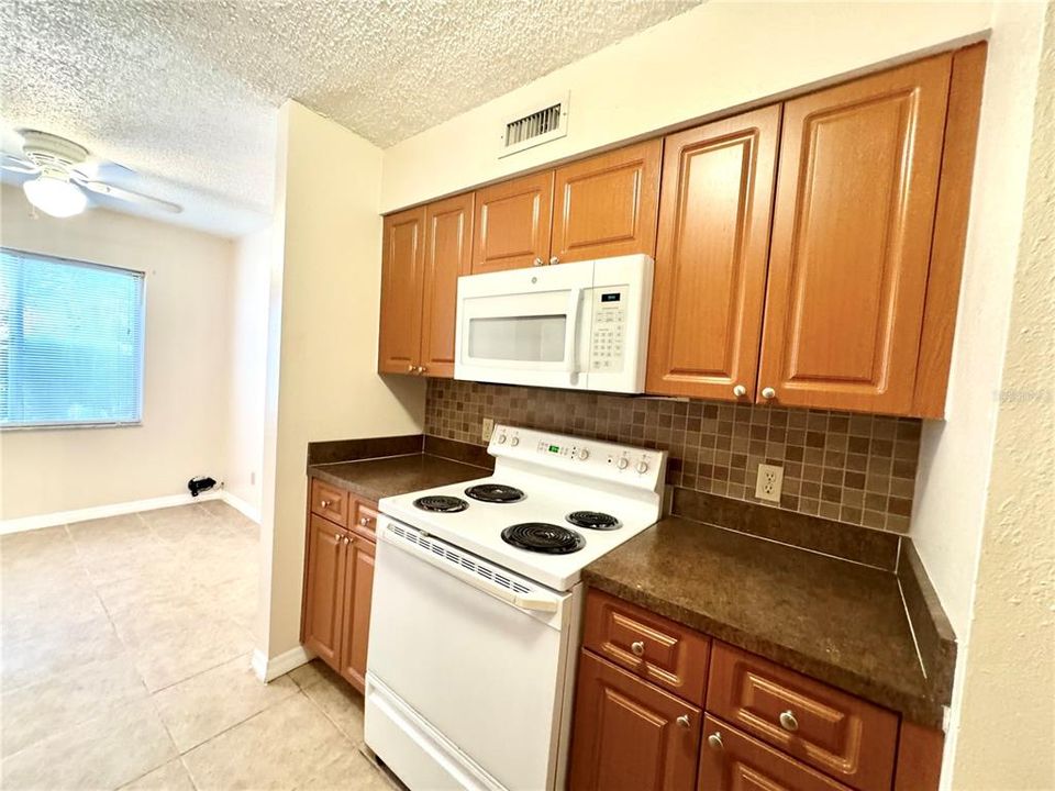 For Sale: $115,000 (1 beds, 1 baths, 707 Square Feet)