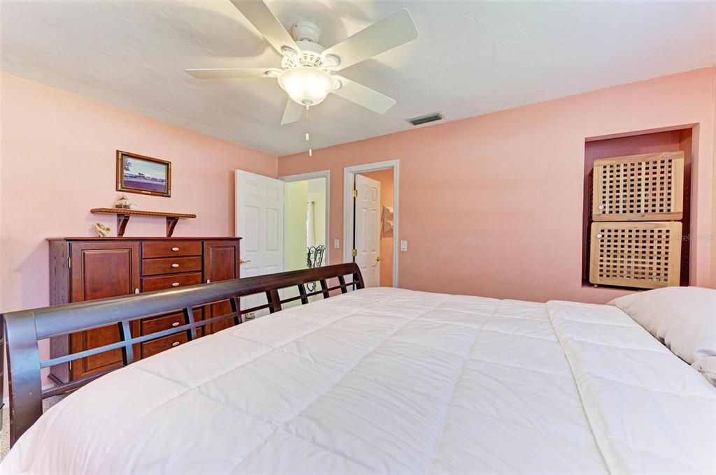 For Sale: $460,000 (2 beds, 2 baths, 1304 Square Feet)