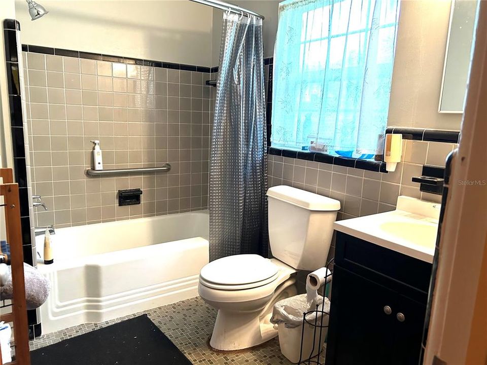 For Sale: $399,500 (2 beds, 1 baths, 1008 Square Feet)